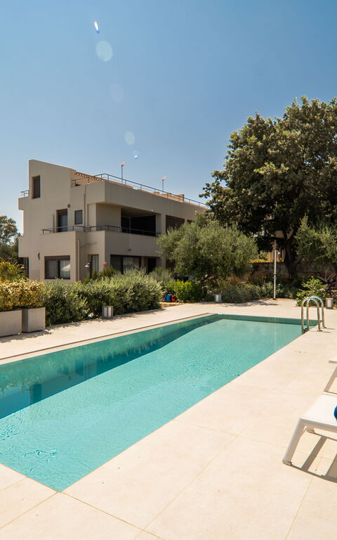 Iris: all'aperto, Giardino, Piscina