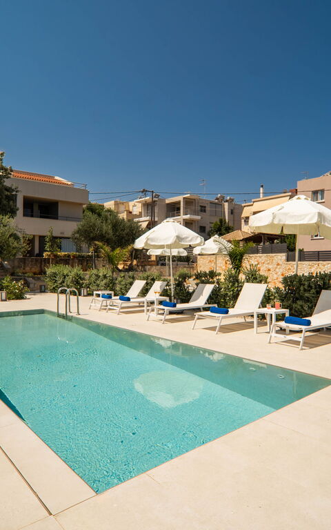 Iris: all'aperto, Piscina