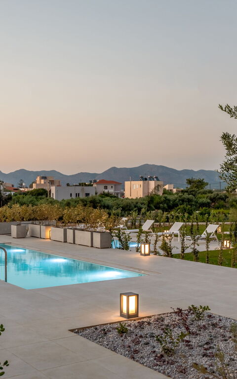 Iris: all'aperto, Esterni, Piscina