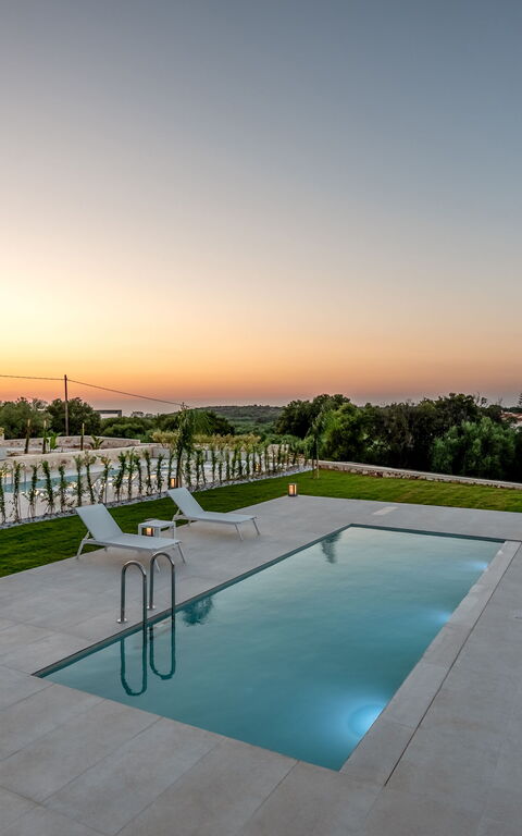 Iris: all'aperto, Esterni, Piscina