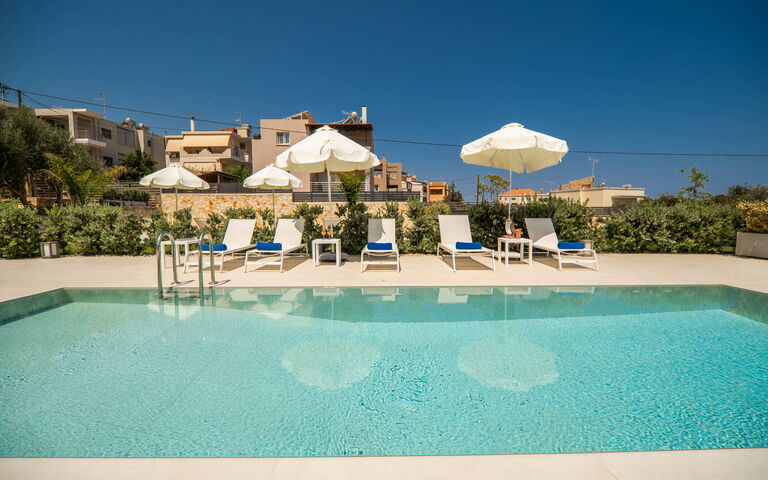 Iris: all'aperto, Piscina