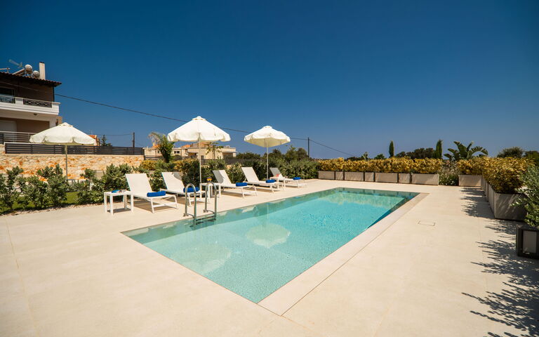 Iris: all'aperto, Giardino, Piscina