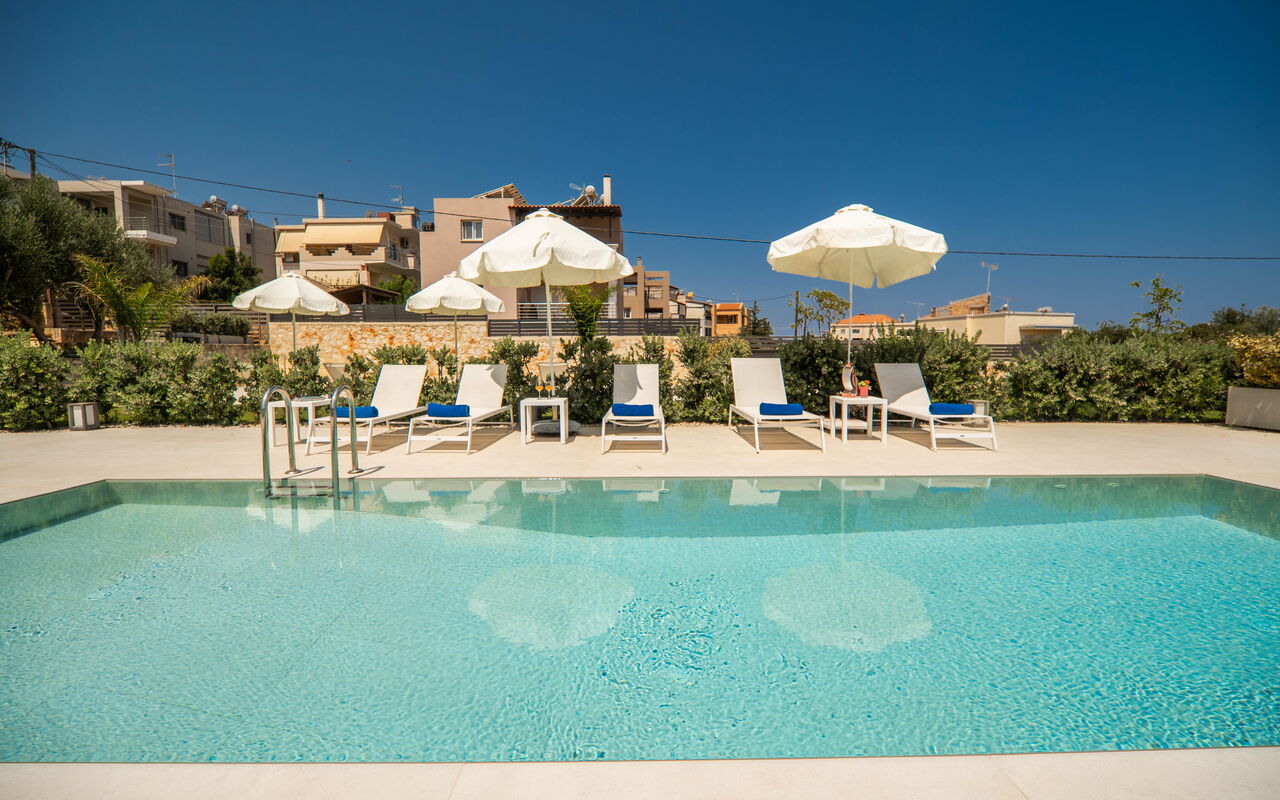 Iris: all'aperto, Piscina