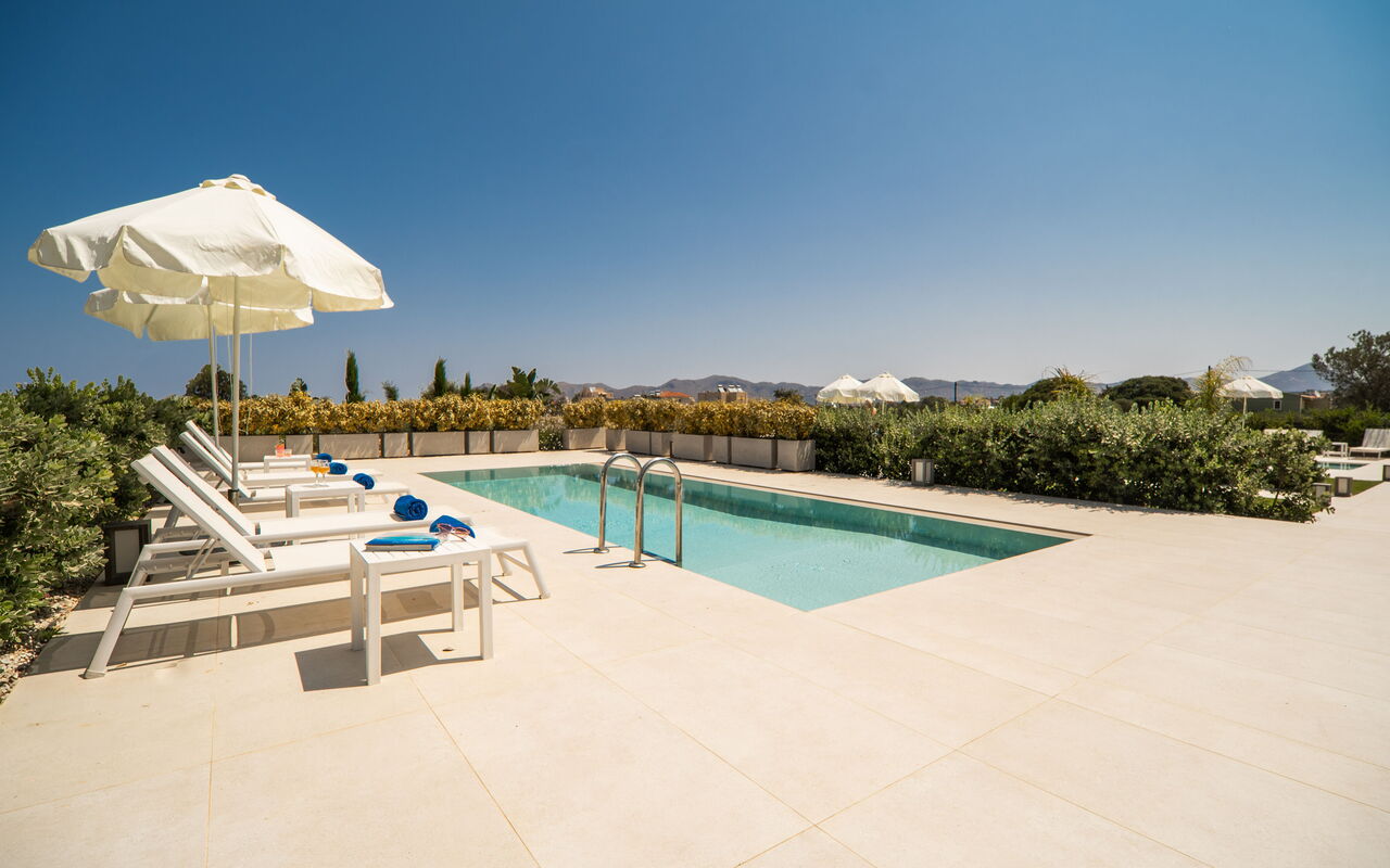 Iris: all'aperto, Esterni, Giardino, Piscina