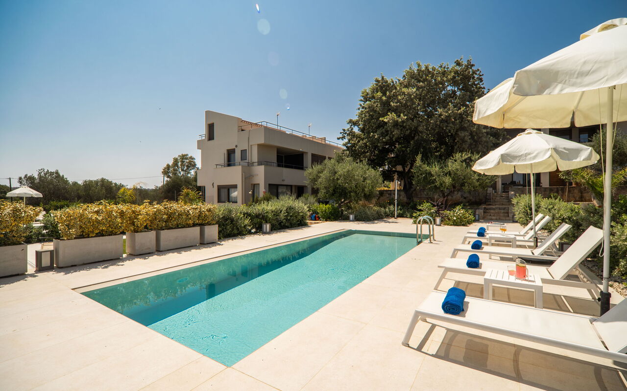 Iris: all'aperto, Giardino, Piscina