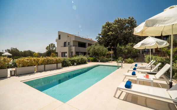 Iris: all'aperto, Giardino, Piscina