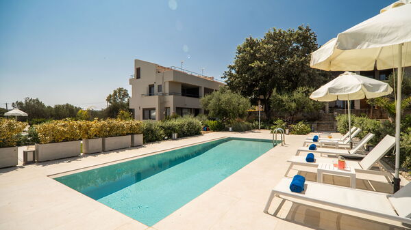 Iris: all'aperto, Giardino, Piscina