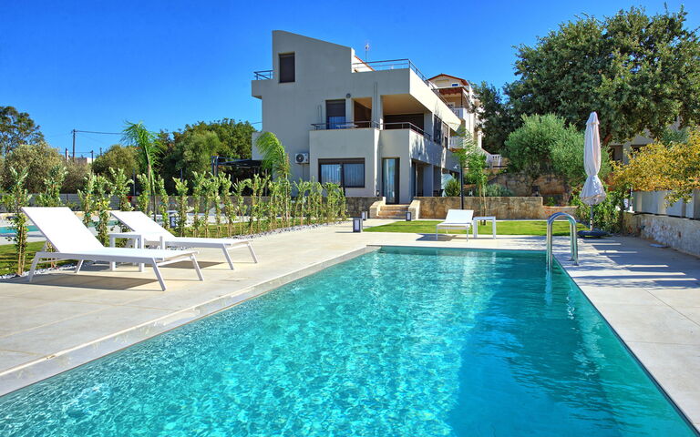 Dioni: all'aperto, Esterni, Piscina