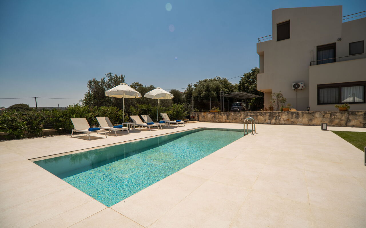Phaedra: all'aperto, Esterni, Piscina