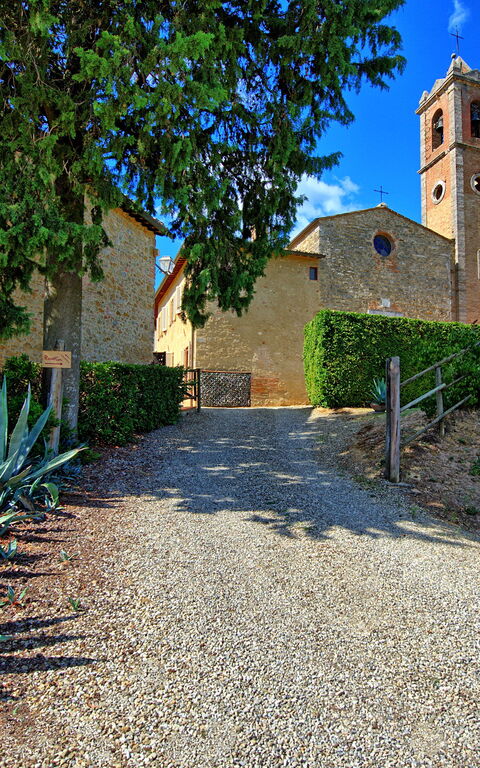 Montauto: Entrata Principale, Esterni