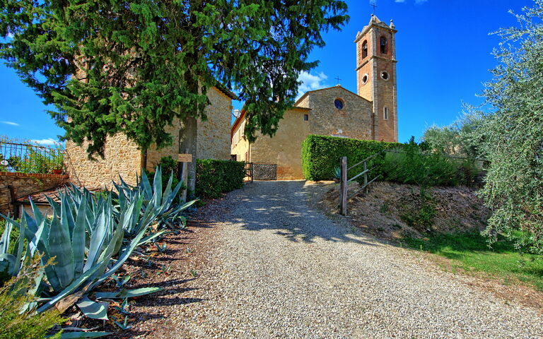 Montauto: Entrata Principale, Esterni