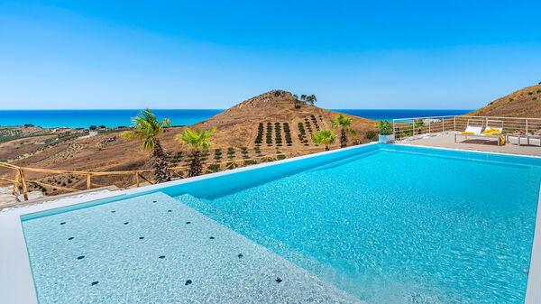 Villa Domizia: Estate, Piscina, Vista Panoramica