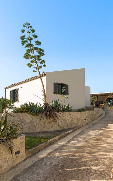 Casa Tancredi: Esterni, Giardino