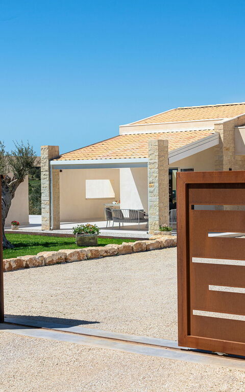 Villa Mora: Entrata Principale, Esterni