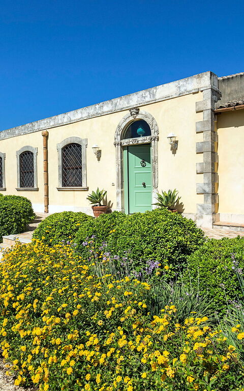 Don Salvatore: Entrata Principale, Esterni