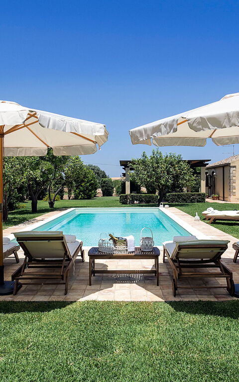 Don Salvatore: Esterni, Giardino, Piscina