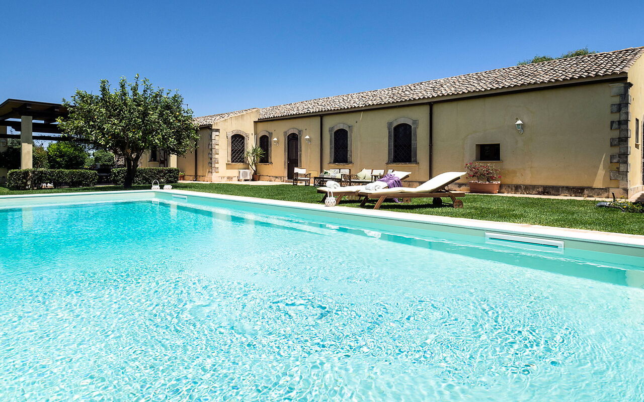 Don Salvatore: Esterni, Giardino, Piscina