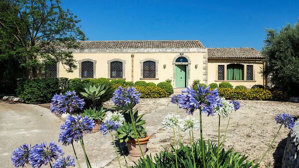 Don Salvatore: Entrata Principale, Esterni