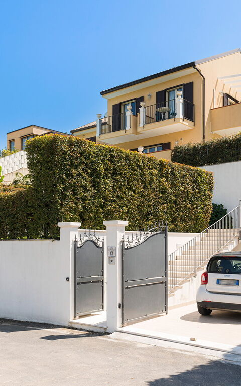 Villa Giutitta: all'aperto, Entrata Principale, Esterni