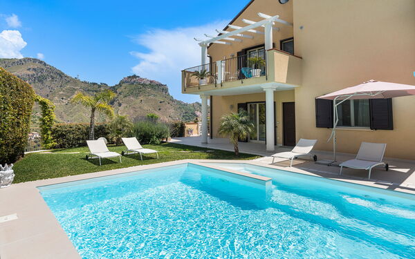 Villa Giutitta: Esterni, Giardino, Piscina