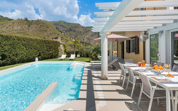 Villa Giutitta: Esterni, Giardino, Piscina