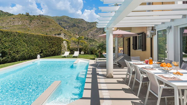 Villa Giutitta: Esterni, Giardino, Piscina