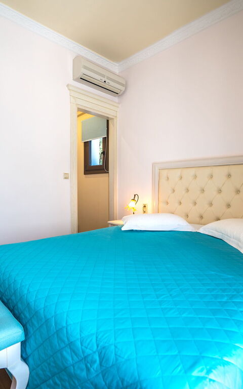 Iro Royal Villa: Camera da letto