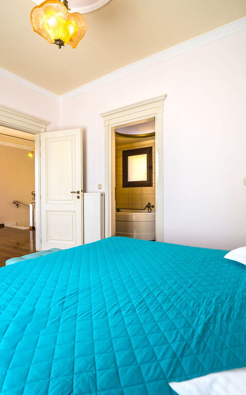 Iro Royal Villa: Camera da letto