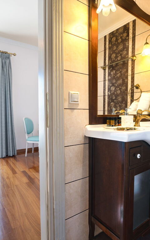 Iro Royal Villa: Bagno, Camera da letto