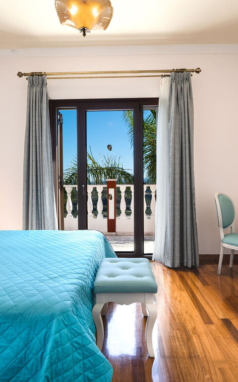 Iro Royal Villa: Camera da letto