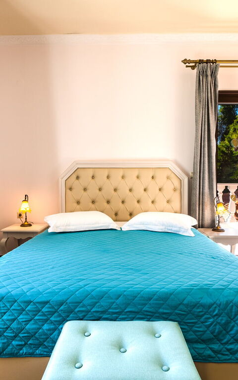 Iro Royal Villa: Camera da letto