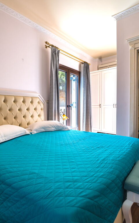 Iro Royal Villa: Camera da letto