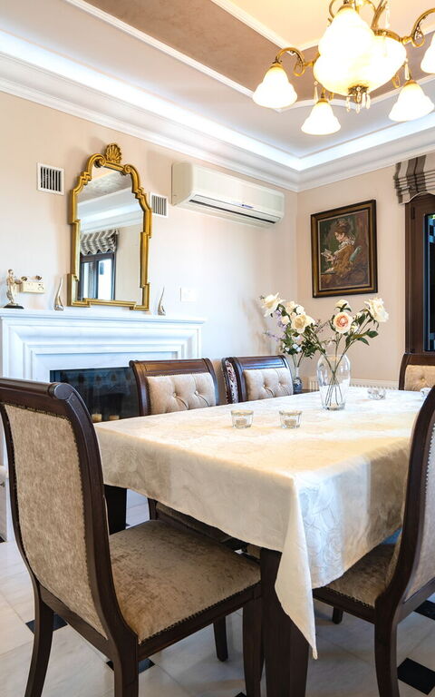 Iro Royal Villa: Sala da pranzo, Soggiorno