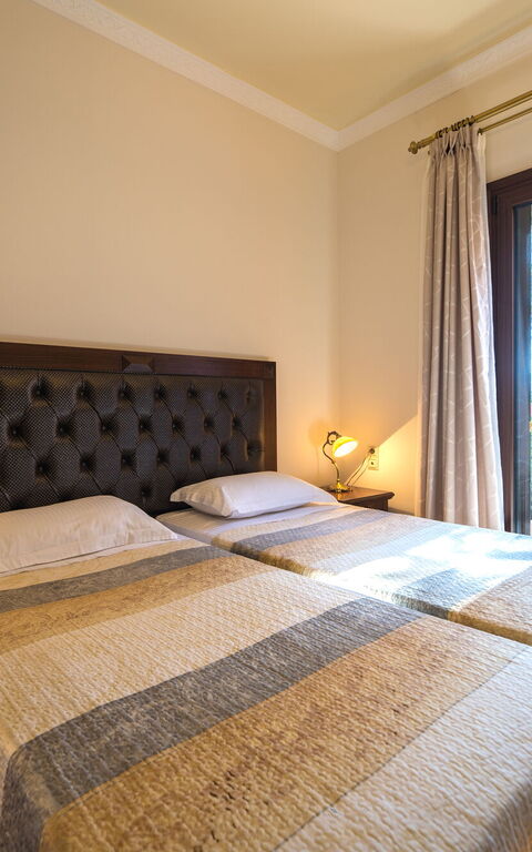 Iro Royal Villa: Camera da letto