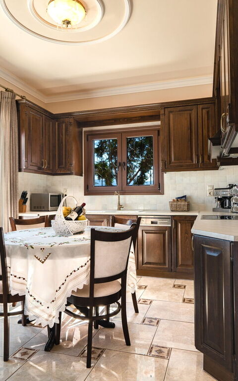 Iro Royal Villa: Cucina