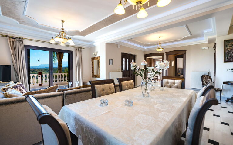 Iro Royal Villa: Sala da pranzo, Soggiorno