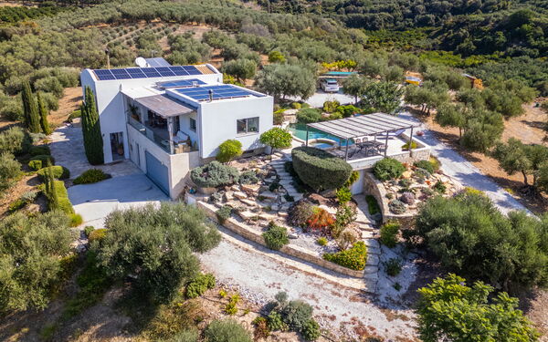 Villa Lucy: all'aperto, Esterni