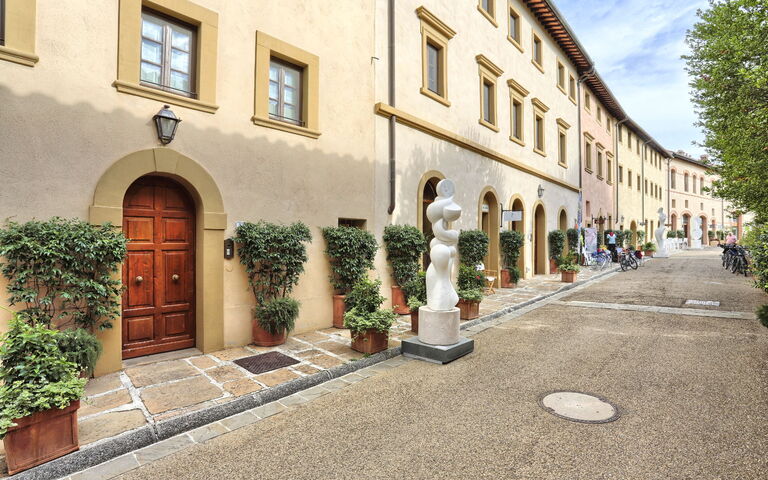 Il Borgo: all'aperto, Esterni