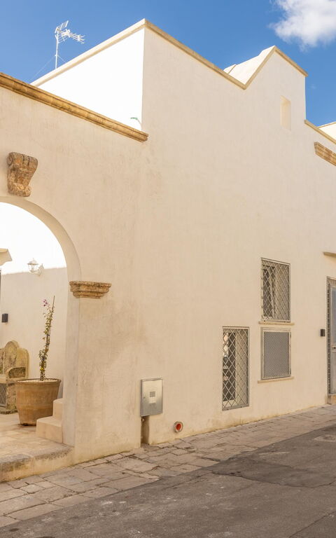 Casa Harem: all'aperto, Entrata Principale, Esterni