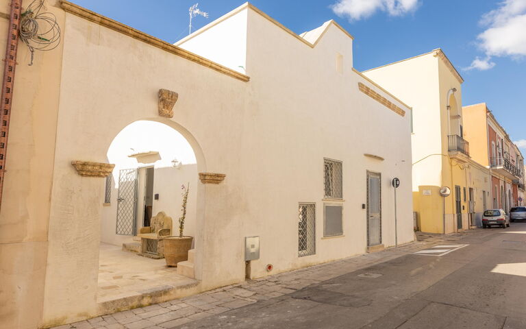 Casa Harem: all'aperto, Entrata Principale, Esterni