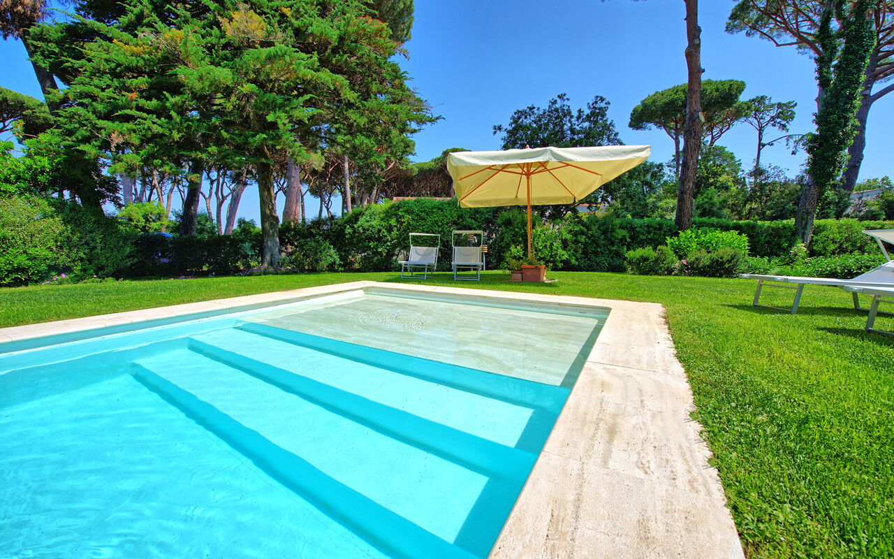 Villa Dolce Vita: all'aperto, Giardino, Piscina