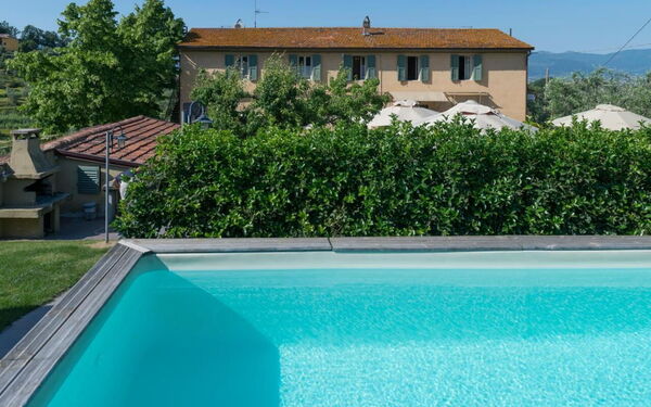 Bello Stare: all'aperto, Esterni, Piscina