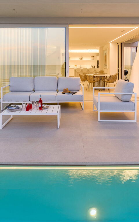 Bedda Matri: all'aperto, Esterni, Piscina