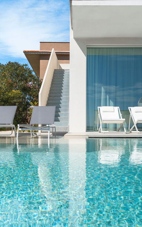 Bedda Matri: all'aperto, Esterni, Piscina