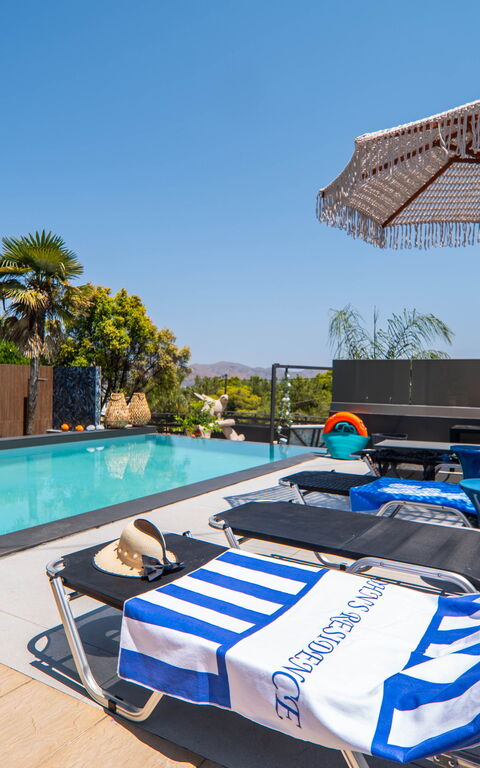 John Residence: all'aperto, Piscina