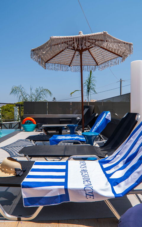 John Residence: all'aperto, Piscina