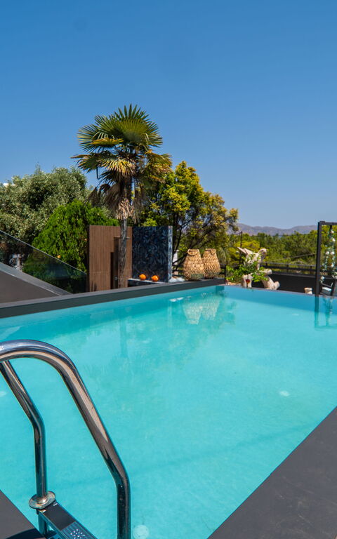 John Residence: all'aperto, Piscina