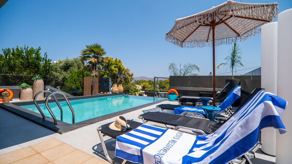 John Residence: all'aperto, Piscina