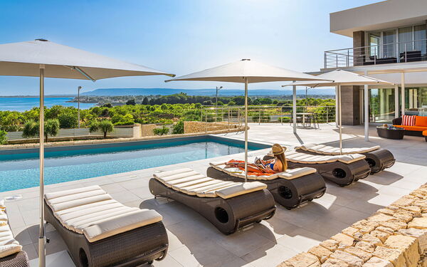 Villa Anna Plemmirio: all'aperto, Esterni, Piscina