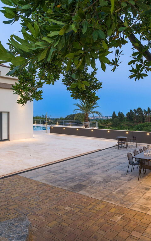 Villa Gianos: all'aperto, Esterni